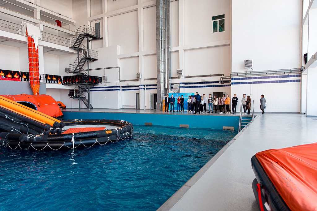 В бассейне 2